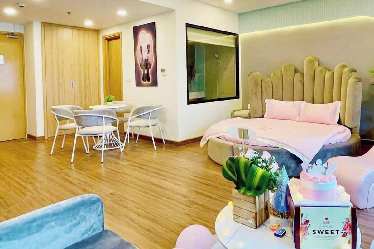 Ropa de cama de alta calidad, muebles diferentes y escritorio