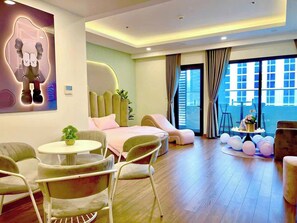 Deluxe Room, Balcony, Beach View | Champagne service