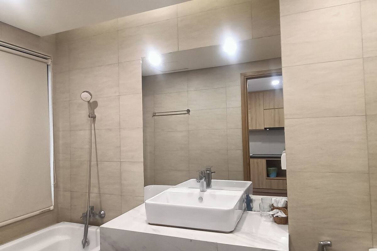 Amenidades de baño gratuitas, secadora de cabello, pantuflas, toallas