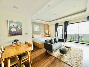 Studio pour lune de miel, vue sur la plage | Literie de qualité, lit avec matelas à plateau-coussin