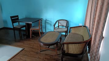 Family Twin Room, Garden View | Living area