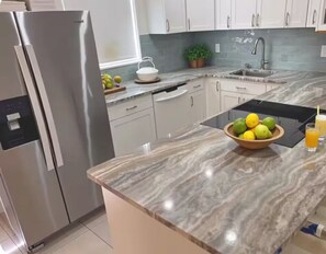 Frigorífico, microondas, horno y placa de cocina