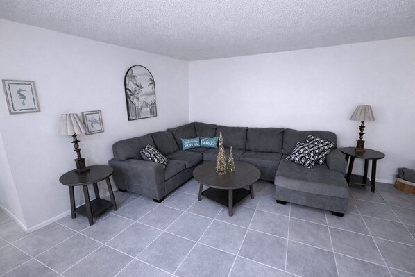 TV connectée, lecteur de DVD, table de tennis de table, livres