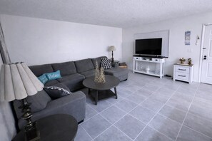 Älytelevisio, DVD-soitin, pöytätennispöytä, kirjoja