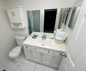 Douche, sĂšche-cheveux, serviettes fournies, savon