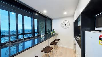 ثلاجة، ميكروويف، فرن، موقد طهي مسطح