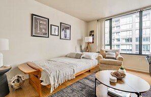 1 bedroom, iron/ironing board, WiFi, bed sheets - Free Parking! King Bed! Waterfront! Pike Place Paradise! A/C! (Seattle)