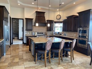 Mikrobølgeovn, ovn, kokeplater og oppvaskmaskin