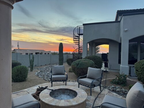 Diamond in the Desert !! A Private Oasis with Family and Friends