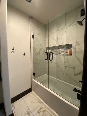 Shower, towels, soap, toilet paper - Diamond in the Desert !! A Private Oasis with Family and Friends (Mesa)