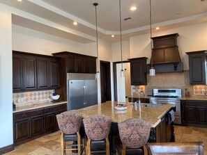 Four à micro-ondes, un four, surface de cuisson, lave-vaisselle