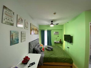 Een strijkplank/strijkijzer, wifi, beddengoed