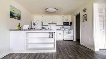 KĂŒhlschrank, Mikrowelle, Ofen, Herdplatte