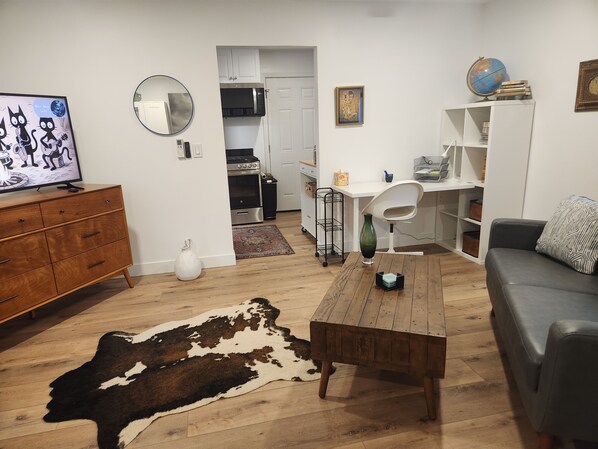 TV - Charming 1-bedroom cottage in Escondido's Historic District with AC and more! (Escondido)