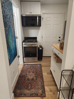 Microwave, oven, stovetop, dishwasher - Charming 1-bedroom cottage in Escondido's Historic District with AC and more! (Escondido)