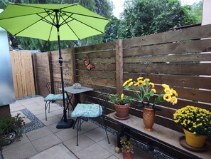 Outdoor dining - Charming 1-bedroom cottage in Escondido's Historic District with AC and more! (Escondido)