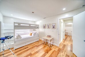 3 slaapkamers, een bureau, een strijkplank/strijkijzer, reisbedje