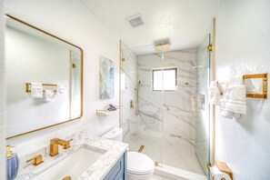 Douche, sèche-cheveux, serviettes fournies, savon