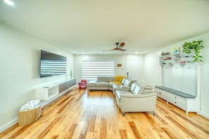 Smart TV, fireplace, ping pong, books