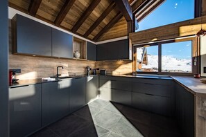 Fridge, cookware/dishes/utensils