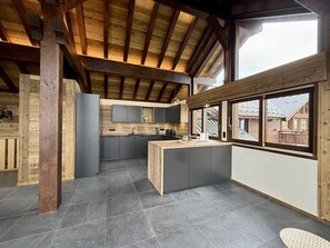 Fridge, cookware/dishes/utensils