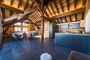 Réfrigérateur, batterie de cuisine, vaisselle et ustensiles