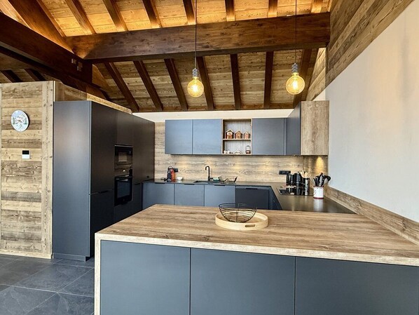 Fridge, cookware/dishes/utensils