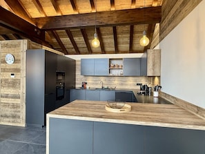 Réfrigérateur, batterie de cuisine, vaisselle et ustensiles