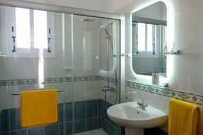 Dusche, Haartrockner, Handtücher