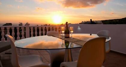 A beautiful 2 bedroom apartment with sea views and hot tub .