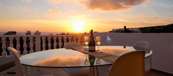 A beautiful 2 bedroom apartment with sea views and hot tub .