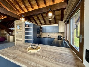 Refrigerador, utensilios de cocina y comedor 