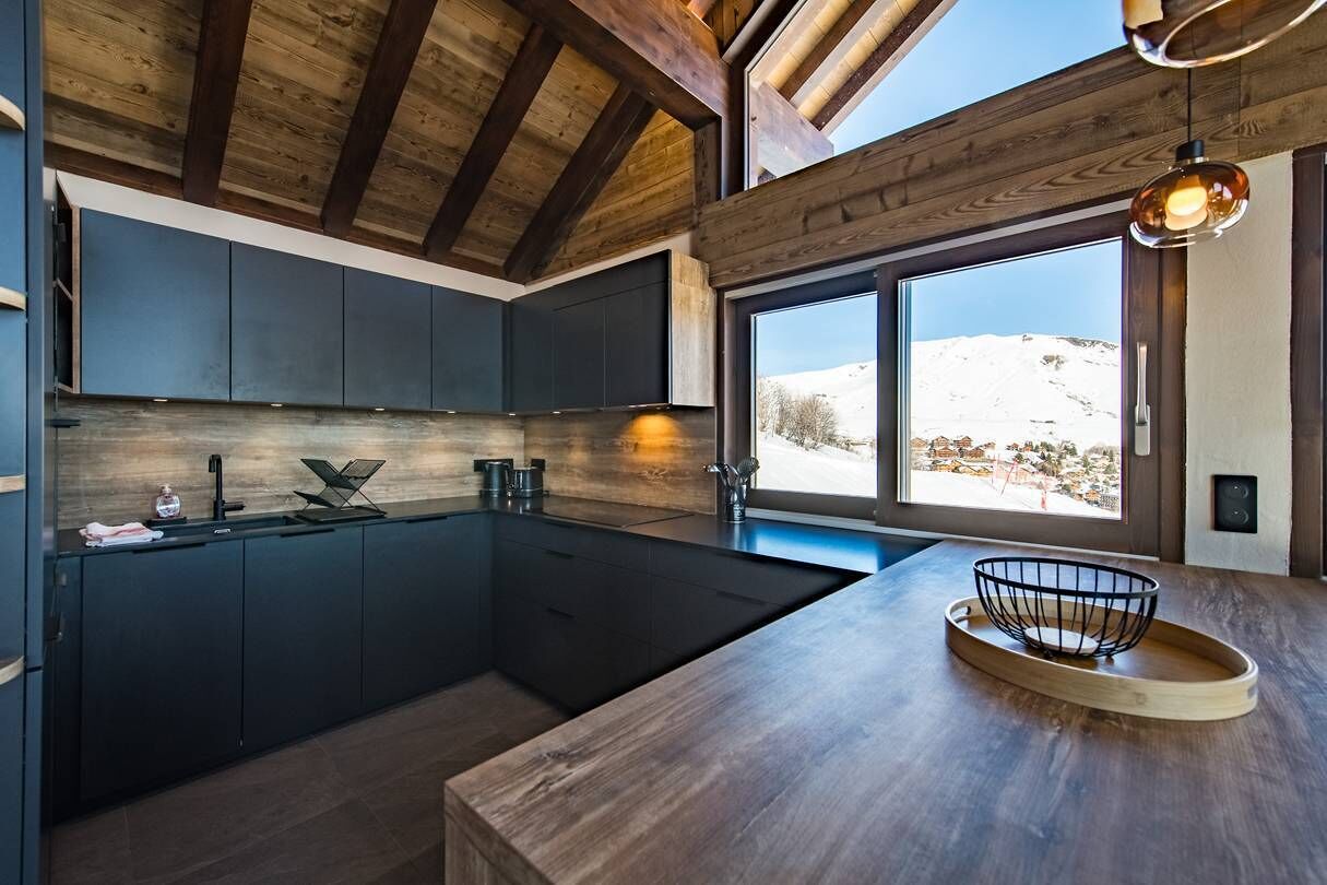 Geladeira, talheres/pratos/utensílios de cozinha, mesas de jantar