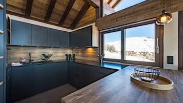 Frigorífico, utensilios de cocina y mesa de comedor