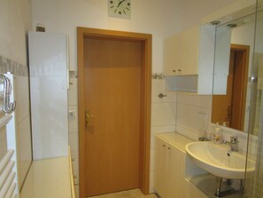 Dusche, Handtücher, Seife, Toilettenpapier
