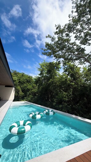 Una piscina al aire libre