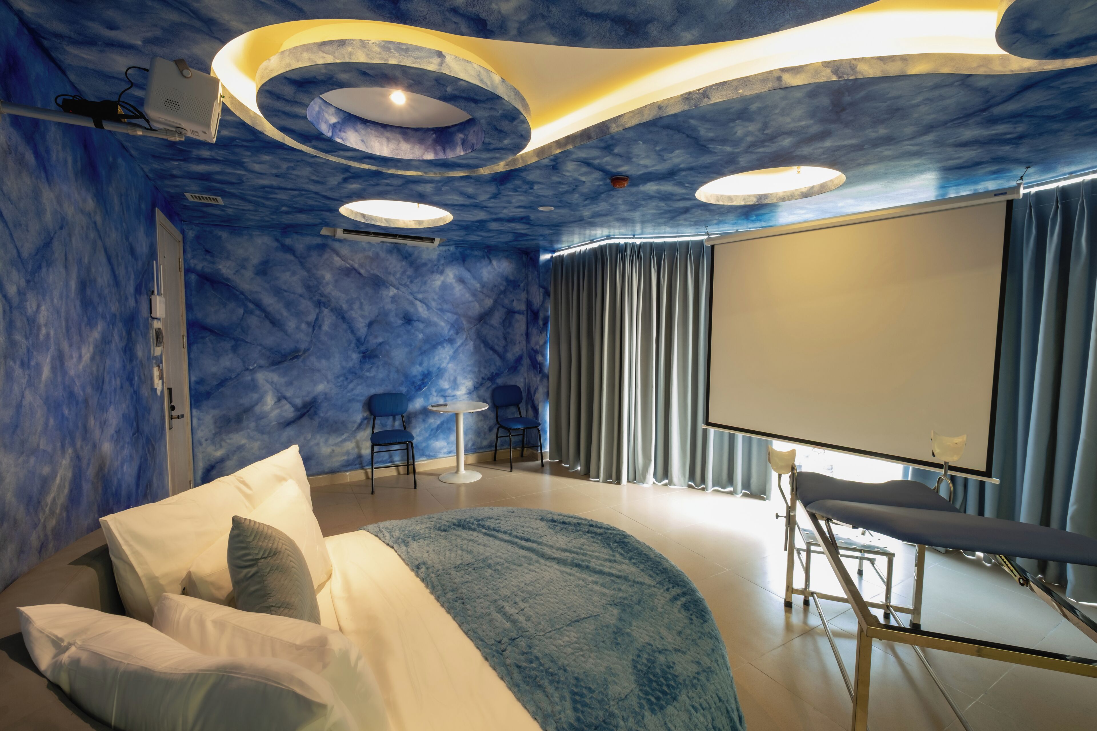 Espacio para trabajar con laptop y wifi gratis 