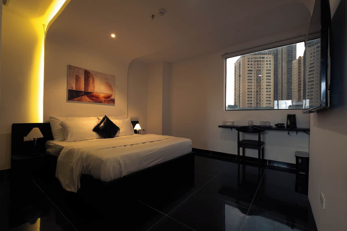 Classic Studio, City View | Free WiFi