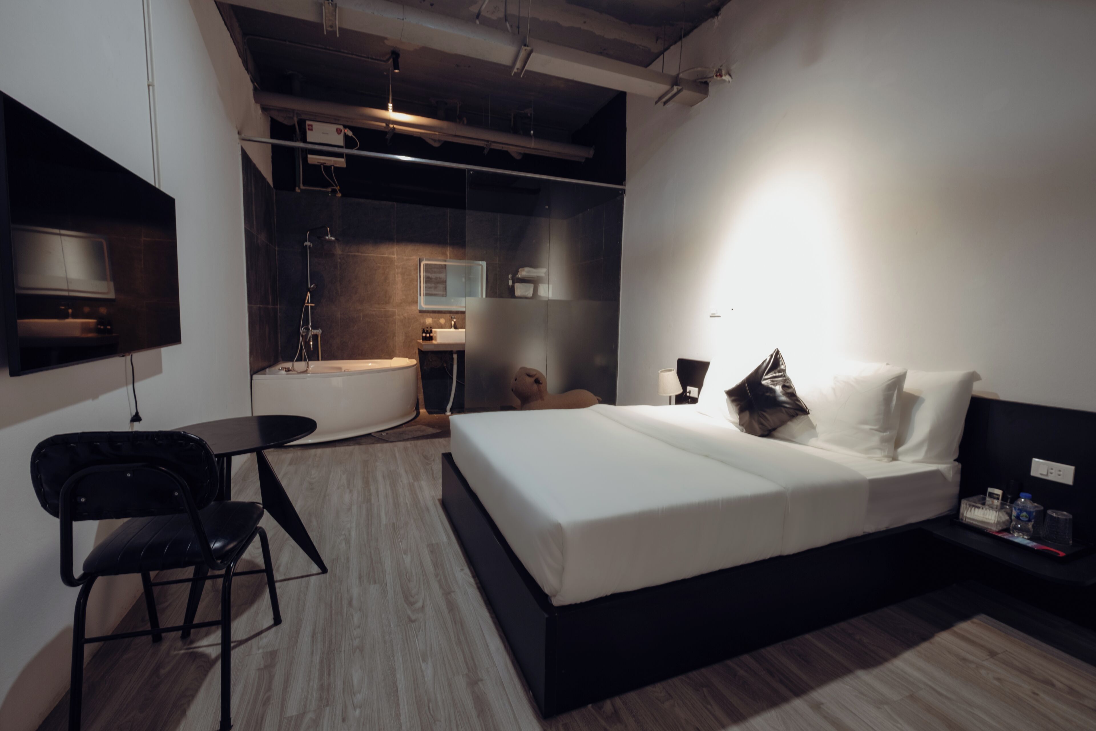 Standard Studio, 1 Double Bed, Bathtub | Laptop workspace, free WiFi