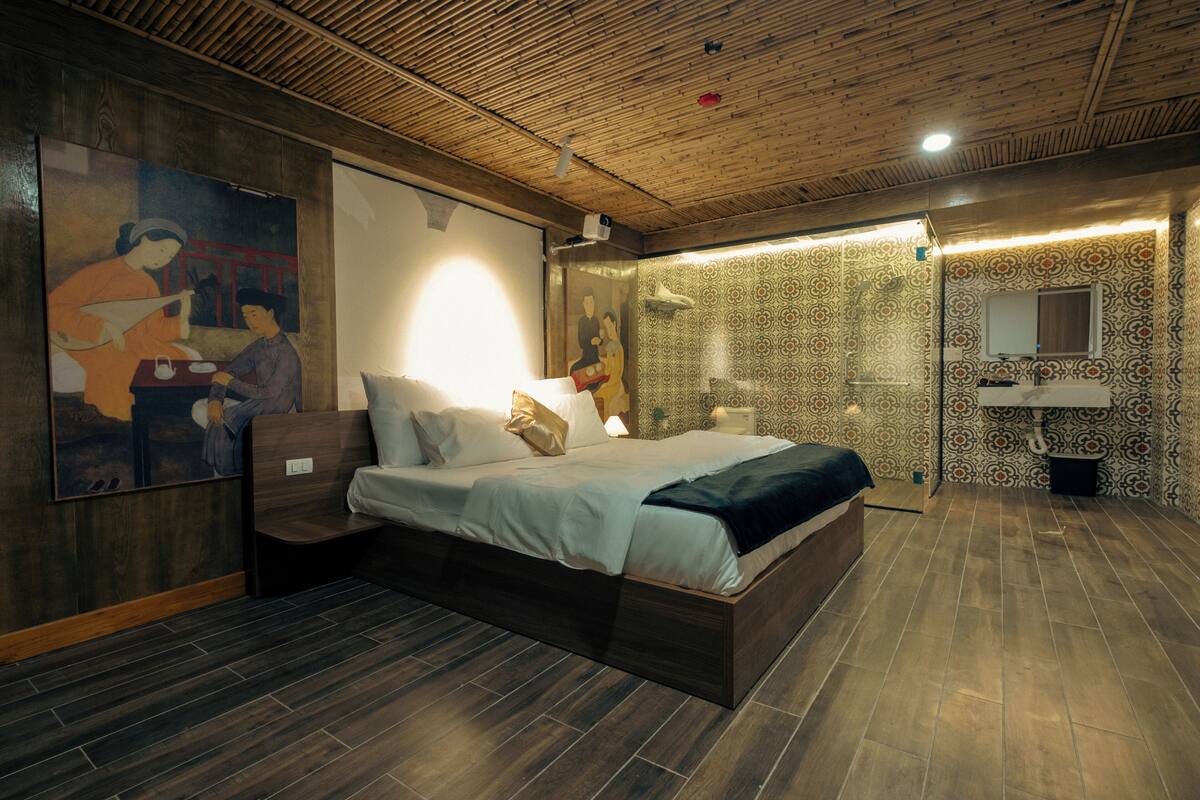 Deluxe Studio Suite, 1 Queen Bed, City View | Free WiFi
