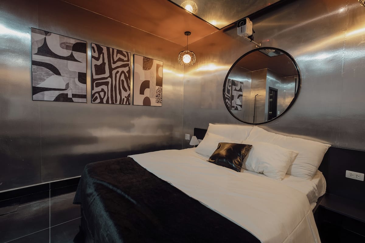 Estudio superior, 1 cama Queen size | Espacio para trabajar con laptop, insonorización y wifi gratis 
