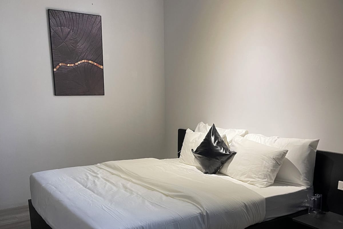 Estudio estándar, 1 cama matrimonial | Espacio para trabajar con laptop, wifi gratis y ropa de cama