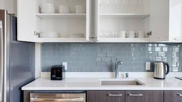 Geladeira, micro-ondas, fogão, cooktop