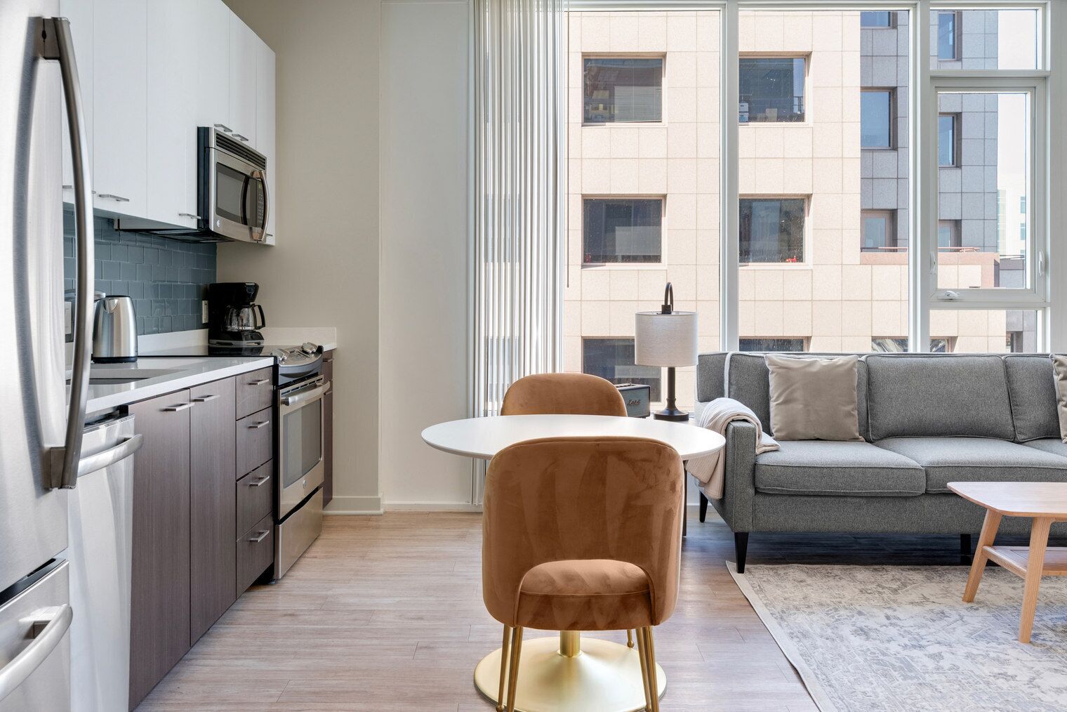 Geladeira, micro-ondas, fogão, cooktop