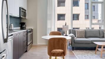 Geladeira, micro-ondas, fogão, cooktop