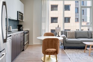 Geladeira, micro-ondas, fogão, cooktop