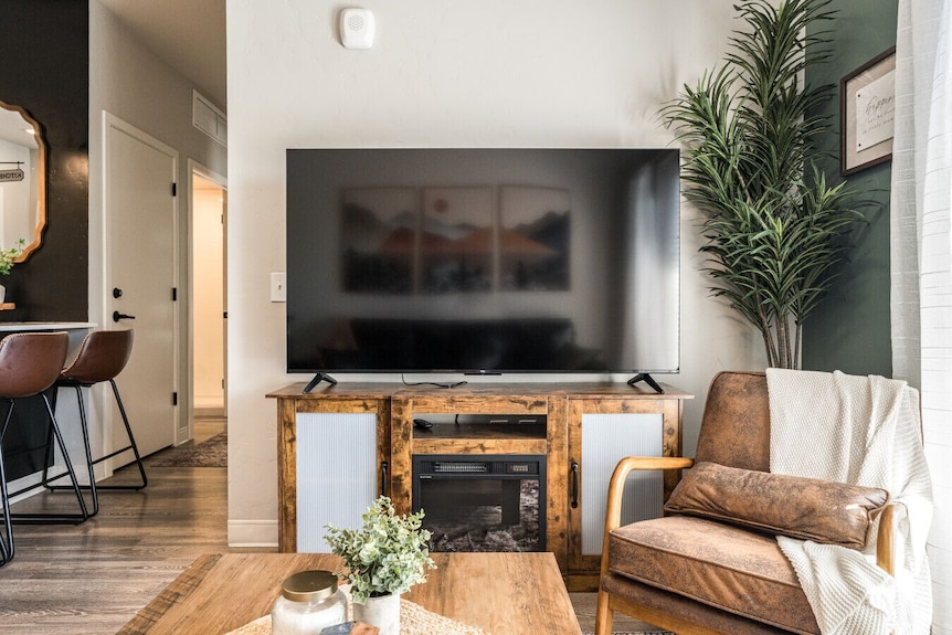 Greenbelt Balcony 2br | Hot Tub, Steps To Downtown - Boise, ID