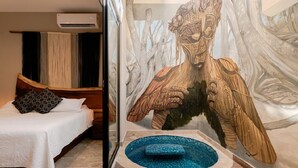 Un dormitorio con cama, una piscina pequeña y un mural.