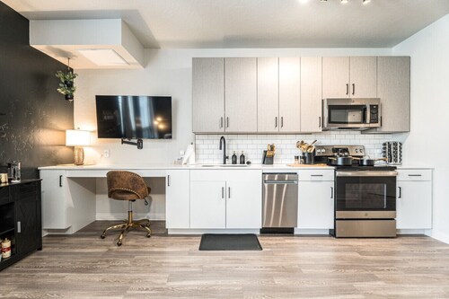 Comfy King Bed, Hot Tub, Coffee Bar, Gym