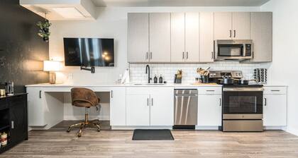 Comfy King Bed, Hot Tub, Coffee Bar, Gym